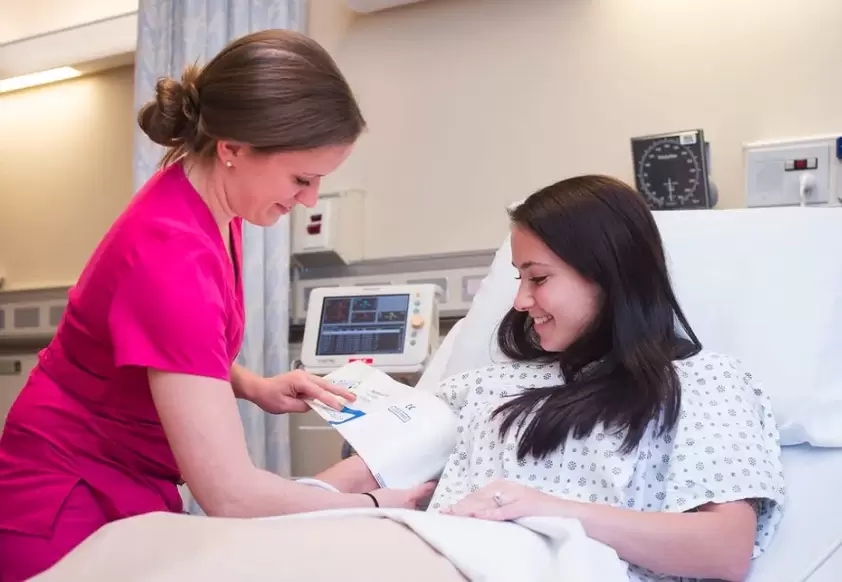 Doktor, hipertansiyonu teşhis etmek için hastanın kan basıncını ölçer. 