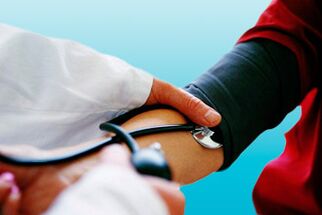 Doktor, bir tonometreyle kan basıncını ölçerek hastadaki hipertansiyonu tespit edebilir. 